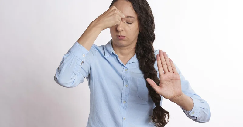 How does the concept of setting healthy boundaries apply to emotional intelligence?